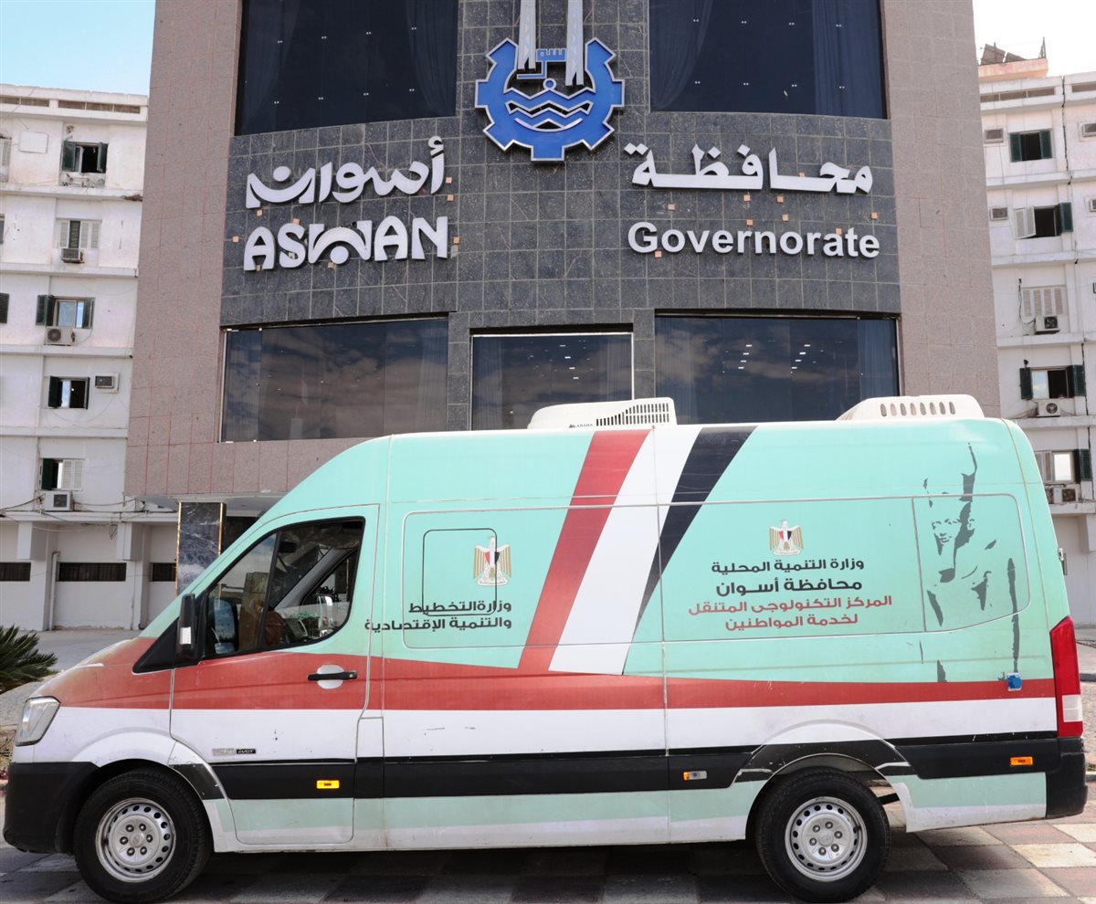 محافظ أسوان يتفقد الخدمات المقدمة للمواطنين بسيارة المركز التكنولوجى