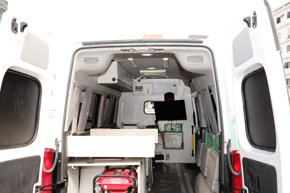 محافظ أسوان يتفقد الخدمات المقدمة للمواطنين بسيارة المركز التكنولوجى