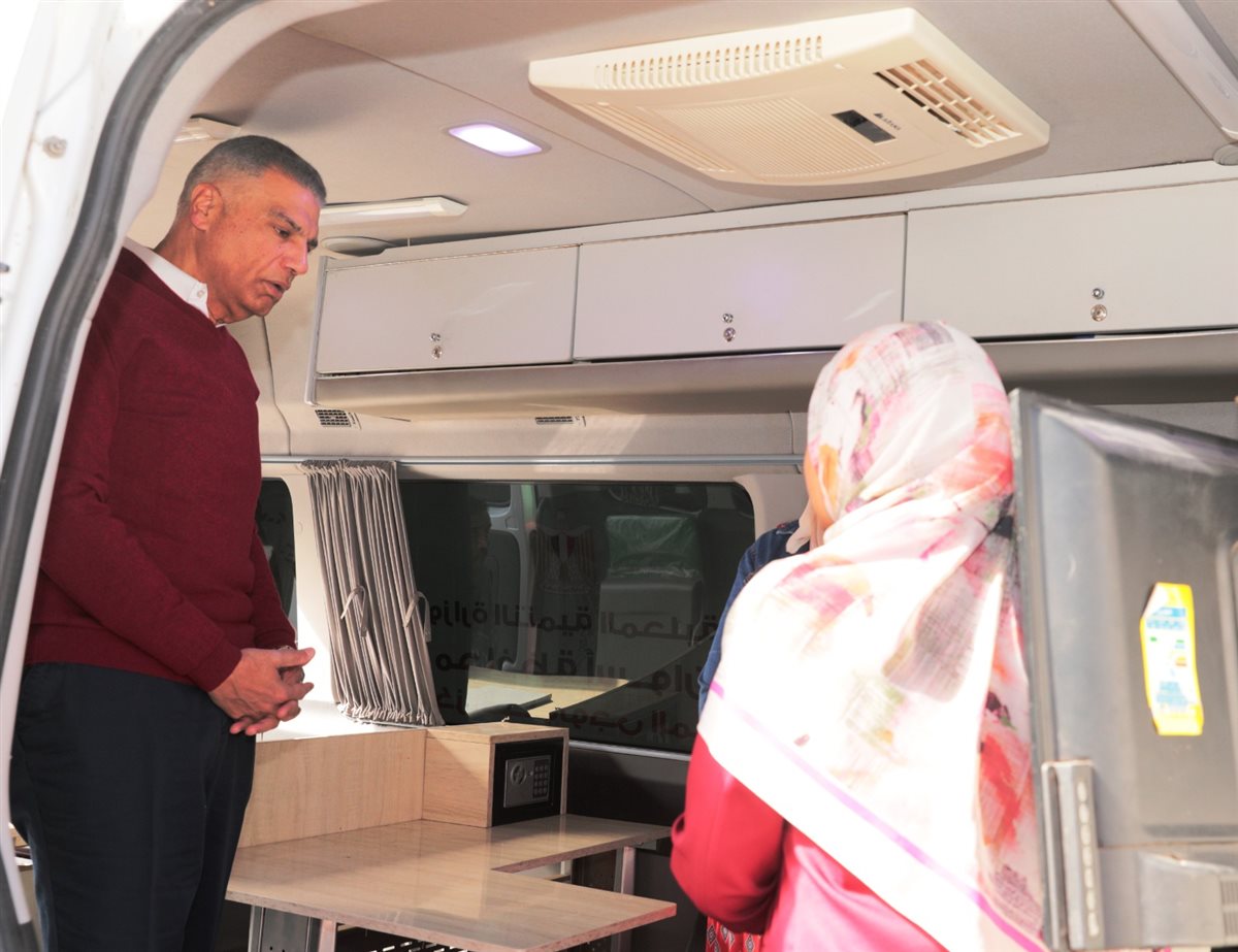 محافظ أسوان يتفقد الخدمات المقدمة للمواطنين بسيارة المركز التكنولوجى