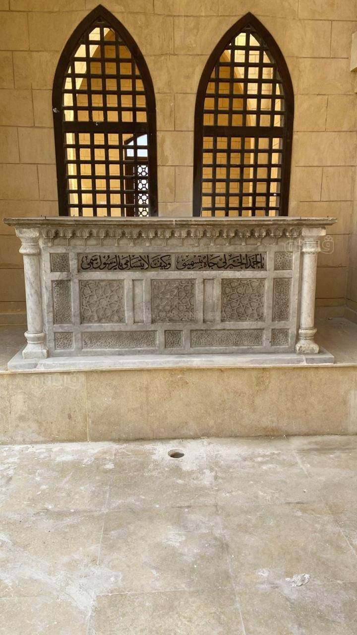 قبر أمير الشعراء أحمد شوقي بمقبرة الخالدين في منطقة عين الصيرة&nbsp;