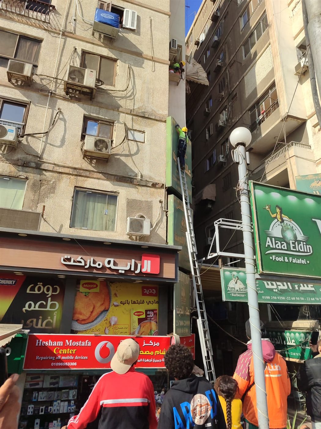 إنقاذ قطة عالقة بمصر الجديدة