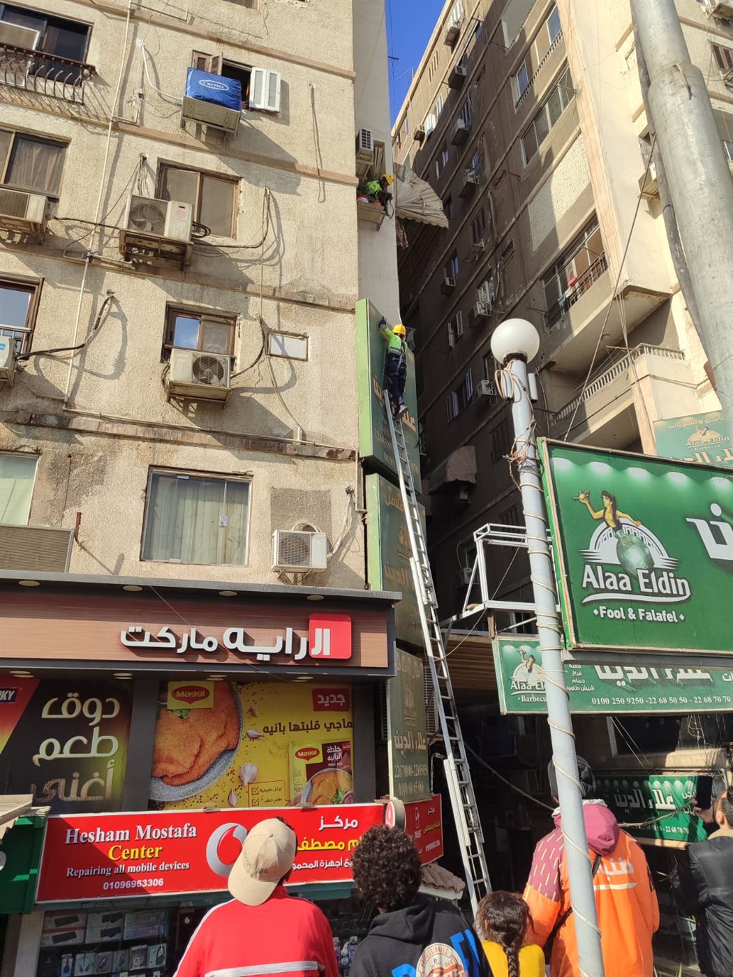 إنقاذ قطة عالقة بمصر الجديدة