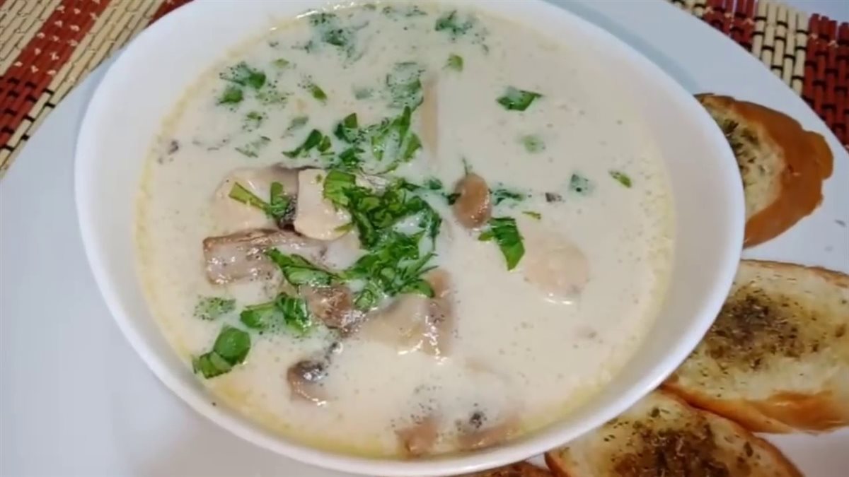 طريقة عمل شوربة الدجاج بالكريمة والمشروم&nbsp;
