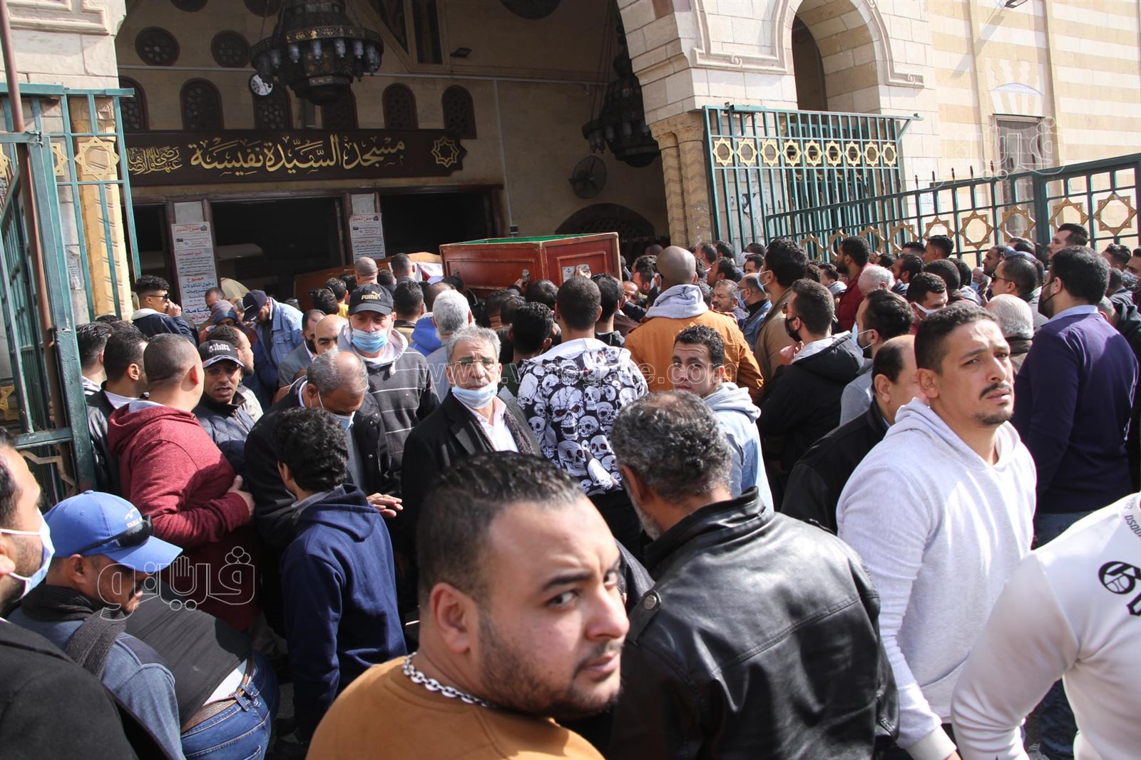 تشييع جثمان الإعلامية عزة الإتربي من مسجد السيدة نفيسة (2)