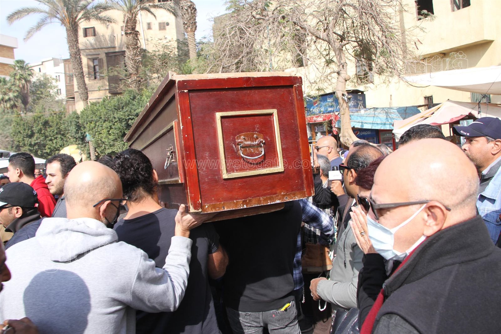 تشييع جثمان الإعلامية عزة الإتربي من مسجد السيدة نفيسة (8)