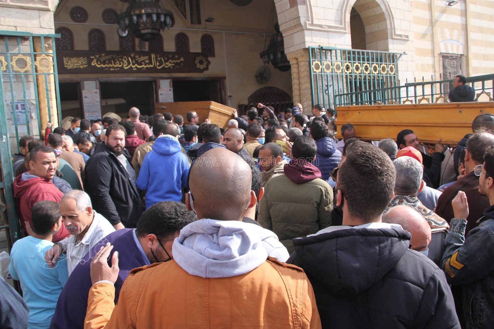 تشييع جثمان الإعلامية عزة الإتربي من مسجد السيدة نفيسة (9)