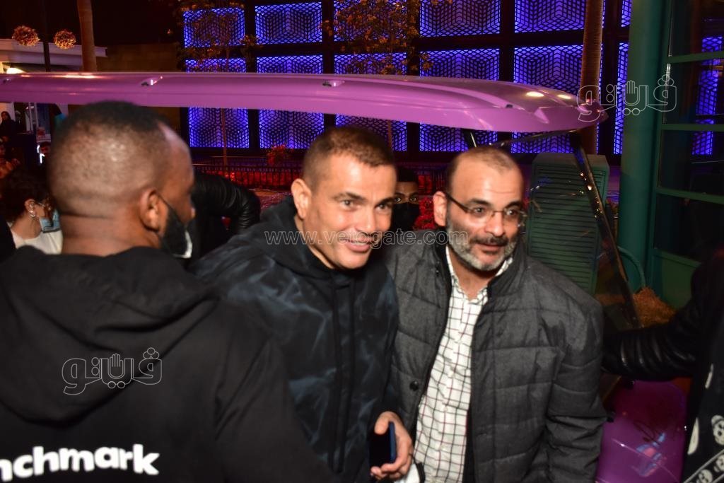 عمرو دياب في نص الليل بعد انتهاءه من حفلته بموسم الرياض (17)