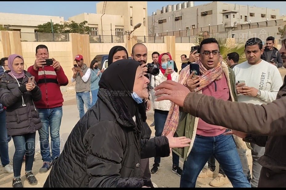 انهيار والدة أحد ضحايا حادث الشيخ زايد  (4)