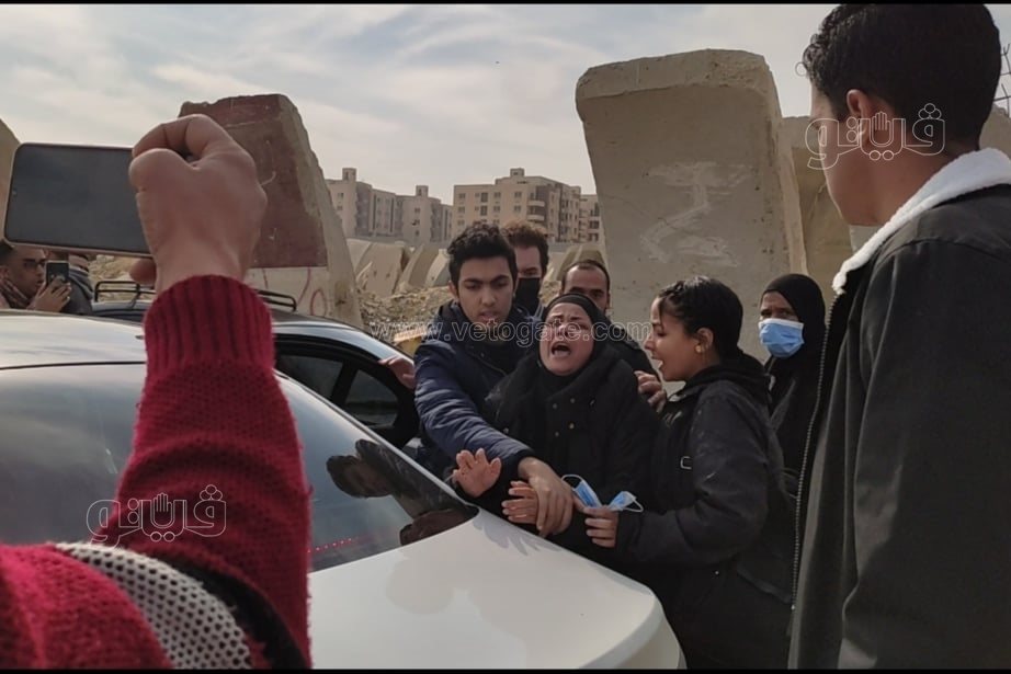 انهيار والدة أحد ضحايا حادث الشيخ زايد  (1)