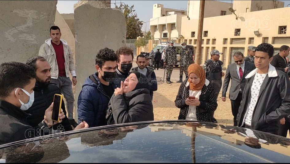 انهيار والدة أحد ضحايا حادث الشيخ زايد  (2)