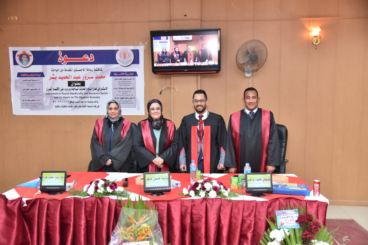 الباحث محمد سرور أثناء مناقشة رسالة الماجستير (1)