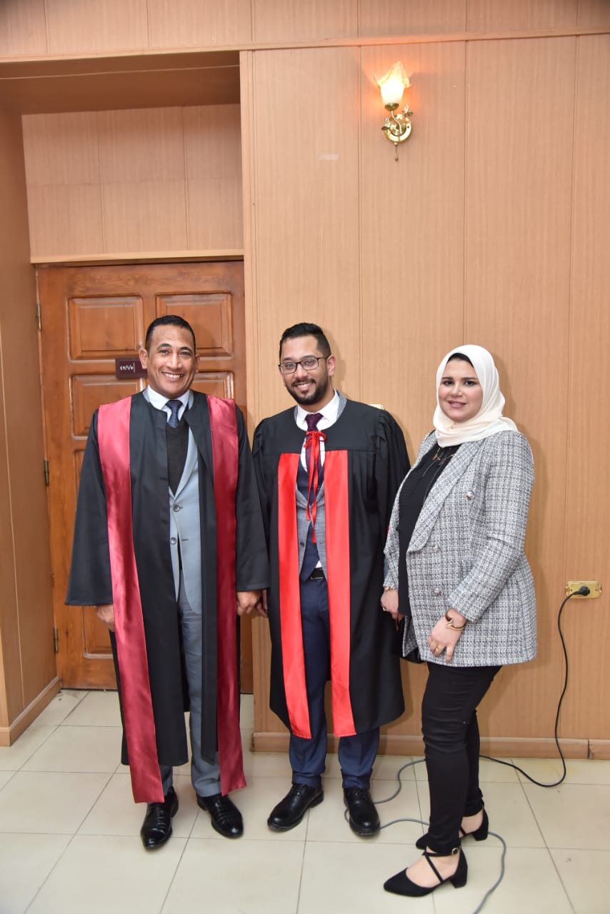 الباحث محمد سرور أثناء مناقشة رسالة الماجستير (2)