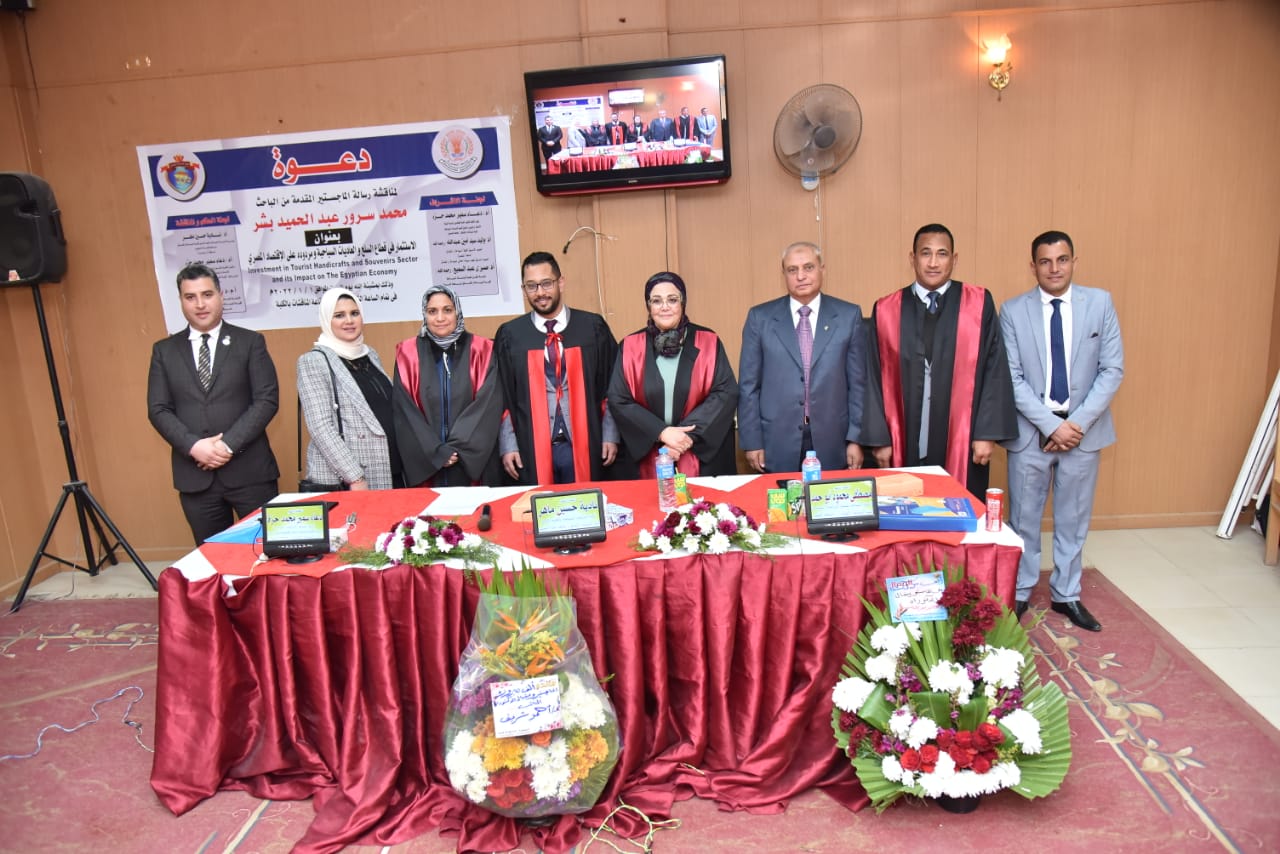 الباحث محمد سرور أثناء مناقشة رسالة الماجستير (3)