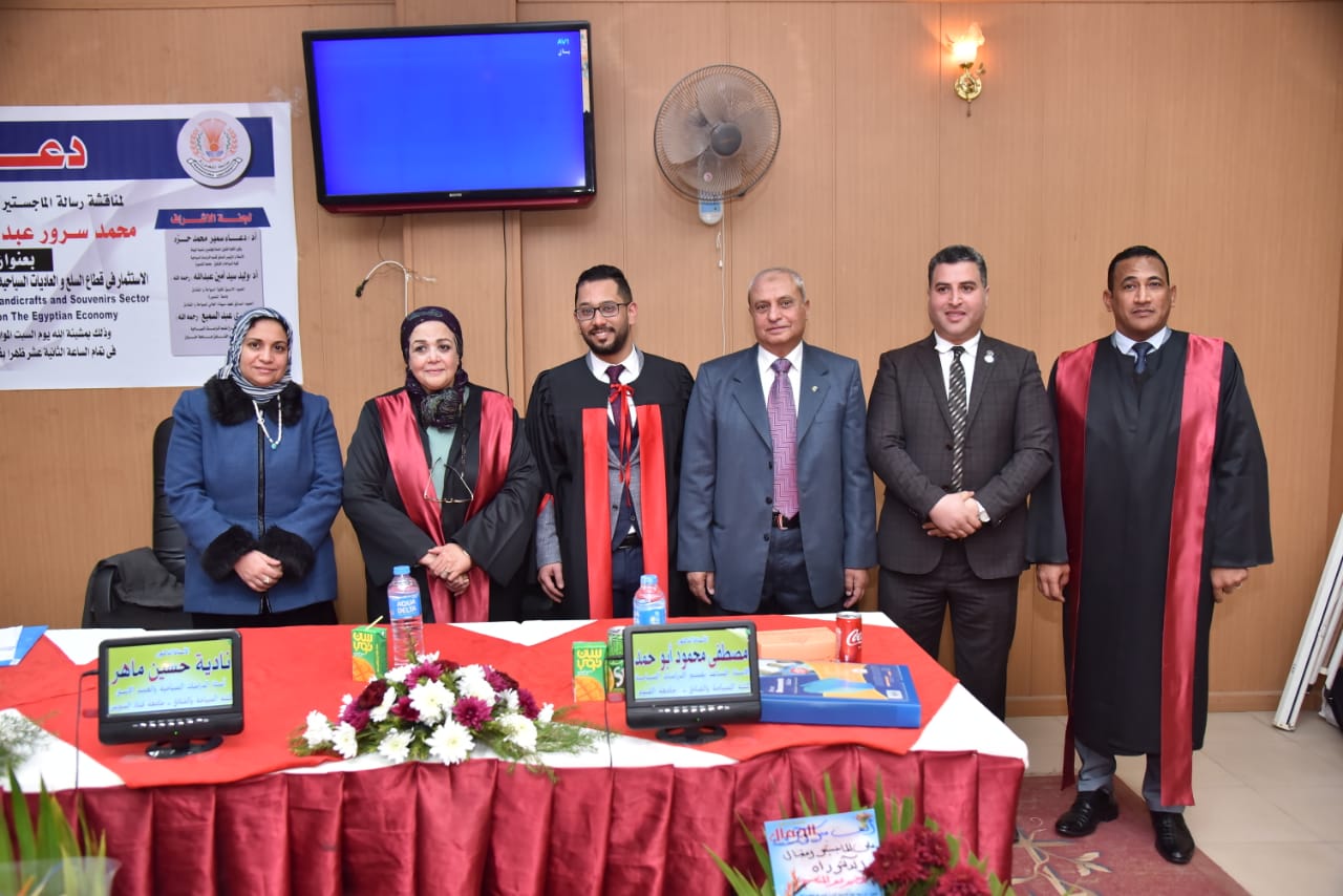 الباحث محمد سرور أثناء مناقشة رسالة الماجستير (4)