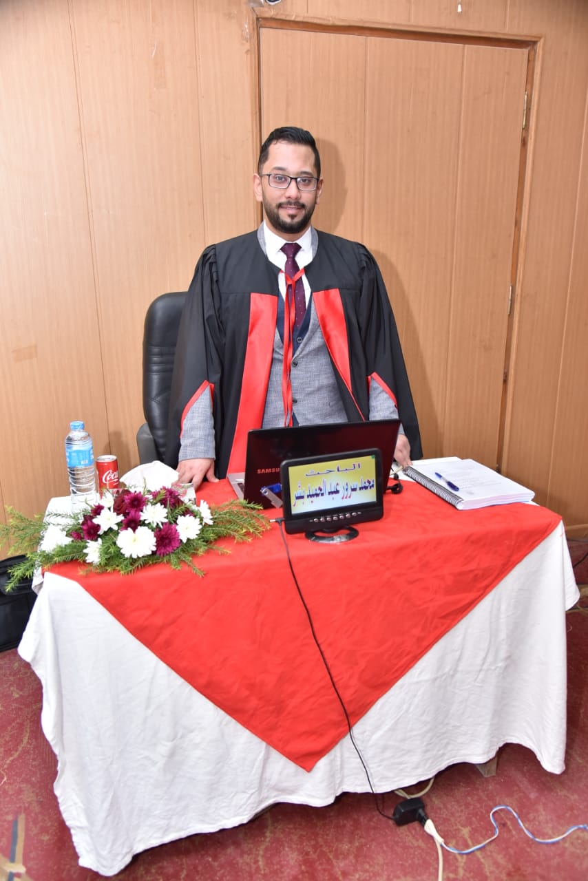 الباحث محمد سرور أثناء مناقشة رسالة الماجستير (5)