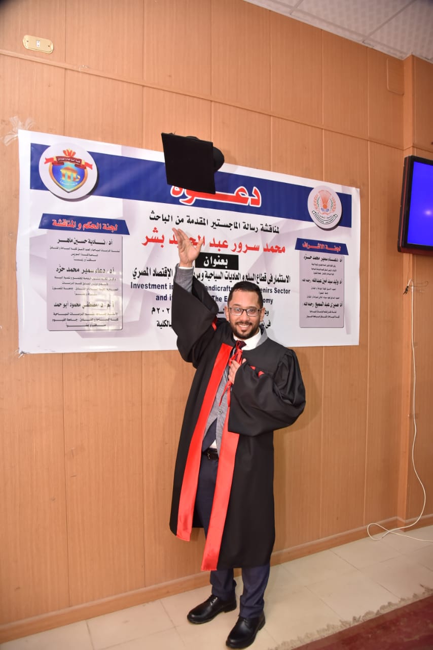 الباحث محمد سرور أثناء مناقشة رسالة الماجستير (6)