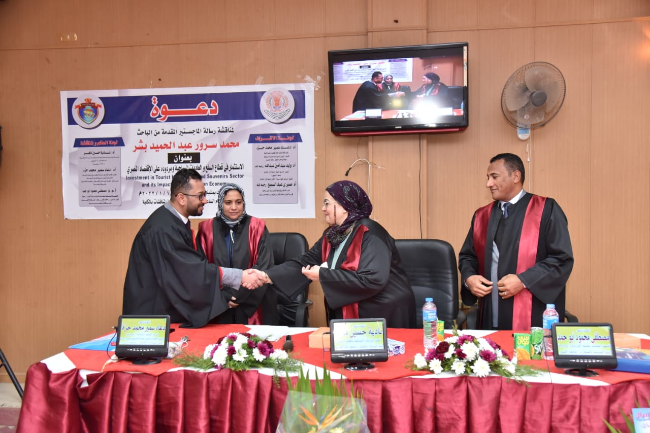 الباحث محمد سرور أثناء مناقشة رسالة الماجستير (8)