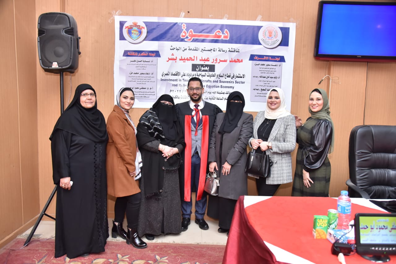 الباحث محمد سرور أثناء مناقشة رسالة الماجستير (10)