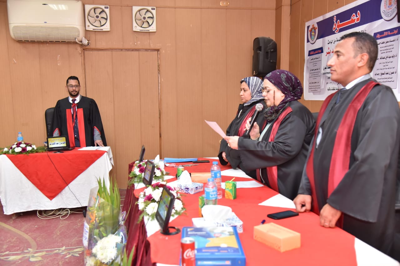 الباحث محمد سرور أثناء مناقشة رسالة الماجستير (11)