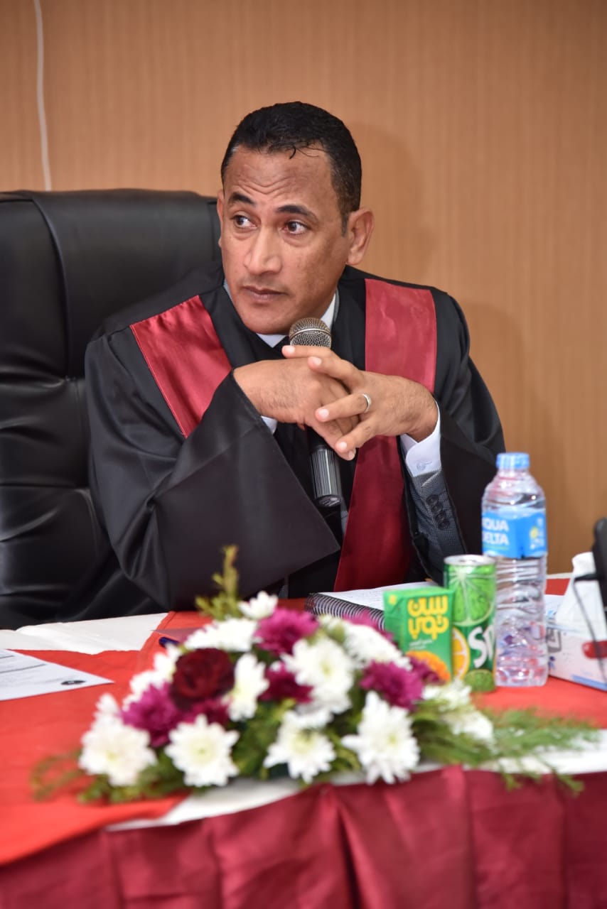 الباحث محمد سرور أثناء مناقشة رسالة الماجستير (14)