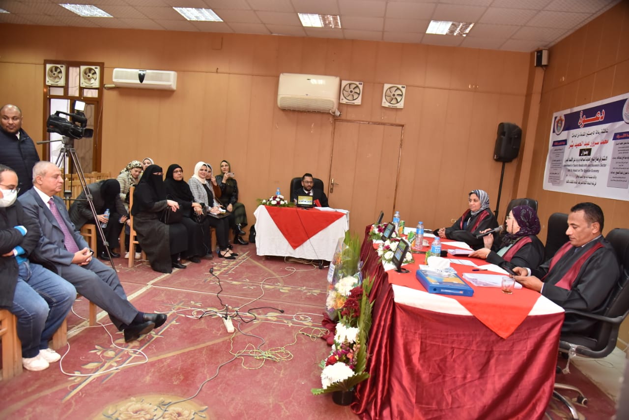 الباحث محمد سرور أثناء مناقشة رسالة الماجستير (15)