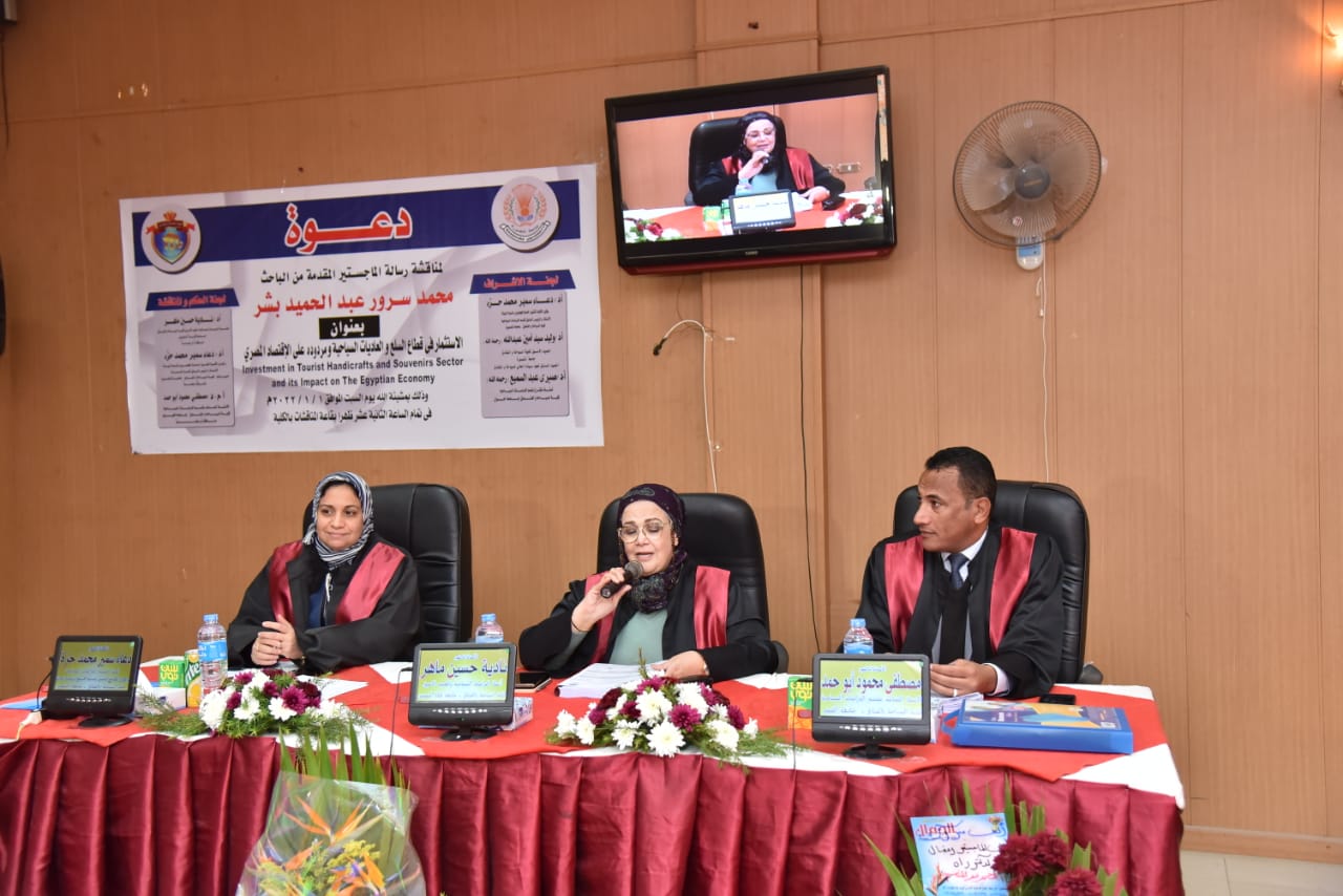 الباحث محمد سرور أثناء مناقشة رسالة الماجستير (17)