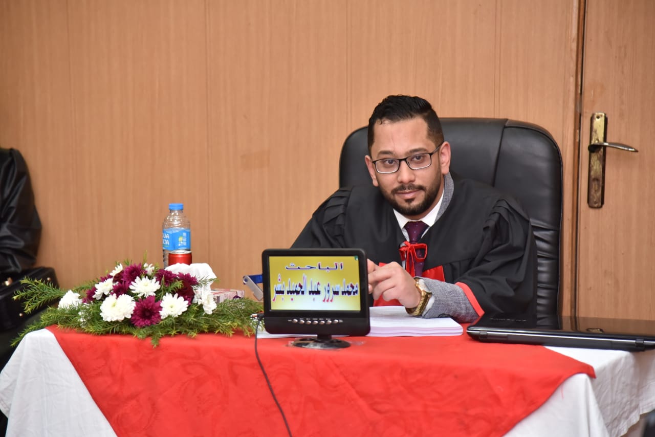 الباحث محمد سرور أثناء مناقشة رسالة الماجستير (18)