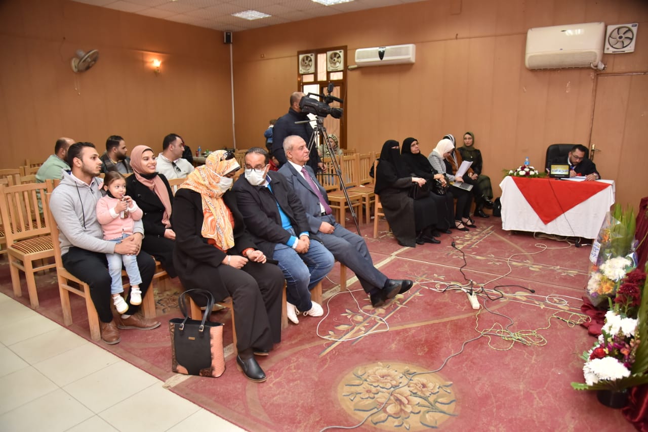 الباحث محمد سرور أثناء مناقشة رسالة الماجستير (19)