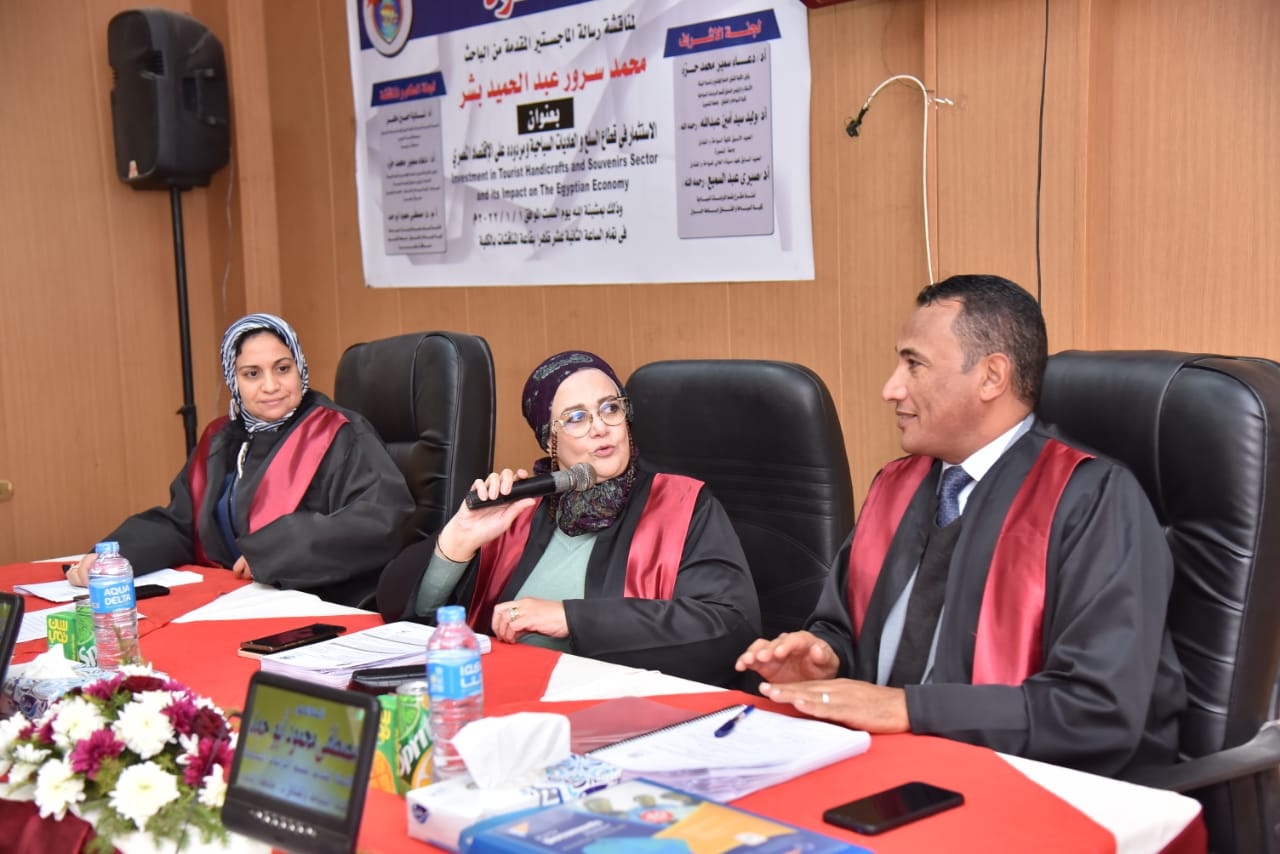 الباحث محمد سرور أثناء مناقشة رسالة الماجستير (20)