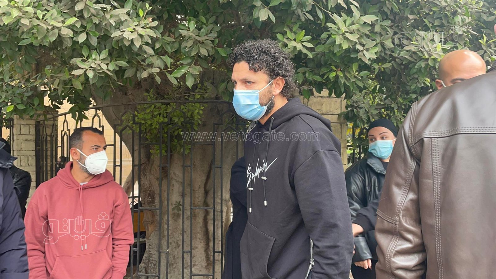 وصول حسام غالي ومحمد فضل للمشاركة بجنازة إبراهيم حجازي (2)