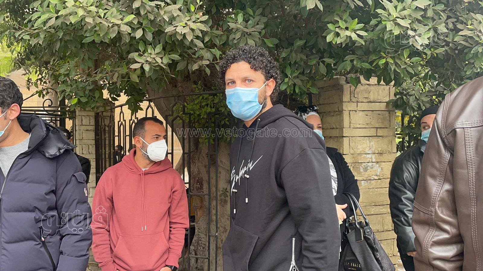 وصول حسام غالي ومحمد فضل للمشاركة بجنازة إبراهيم حجازي (4)