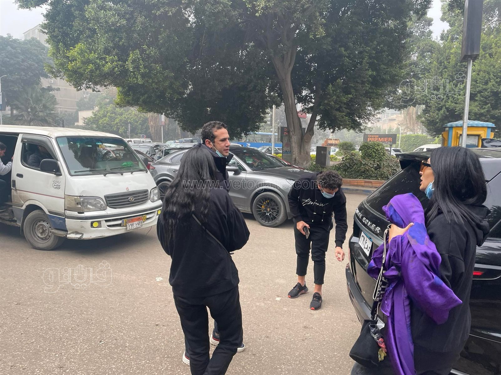 وصول حسام غالي ومحمد فضل للمشاركة بجنازة إبراهيم حجازي (5)