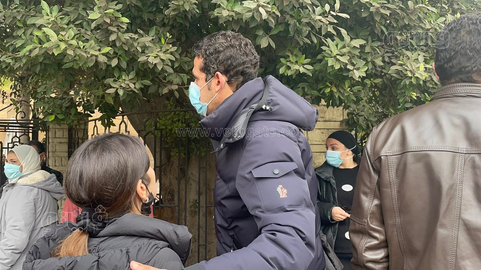 وصول حسام غالي ومحمد فضل للمشاركة بجنازة إبراهيم حجازي (8)