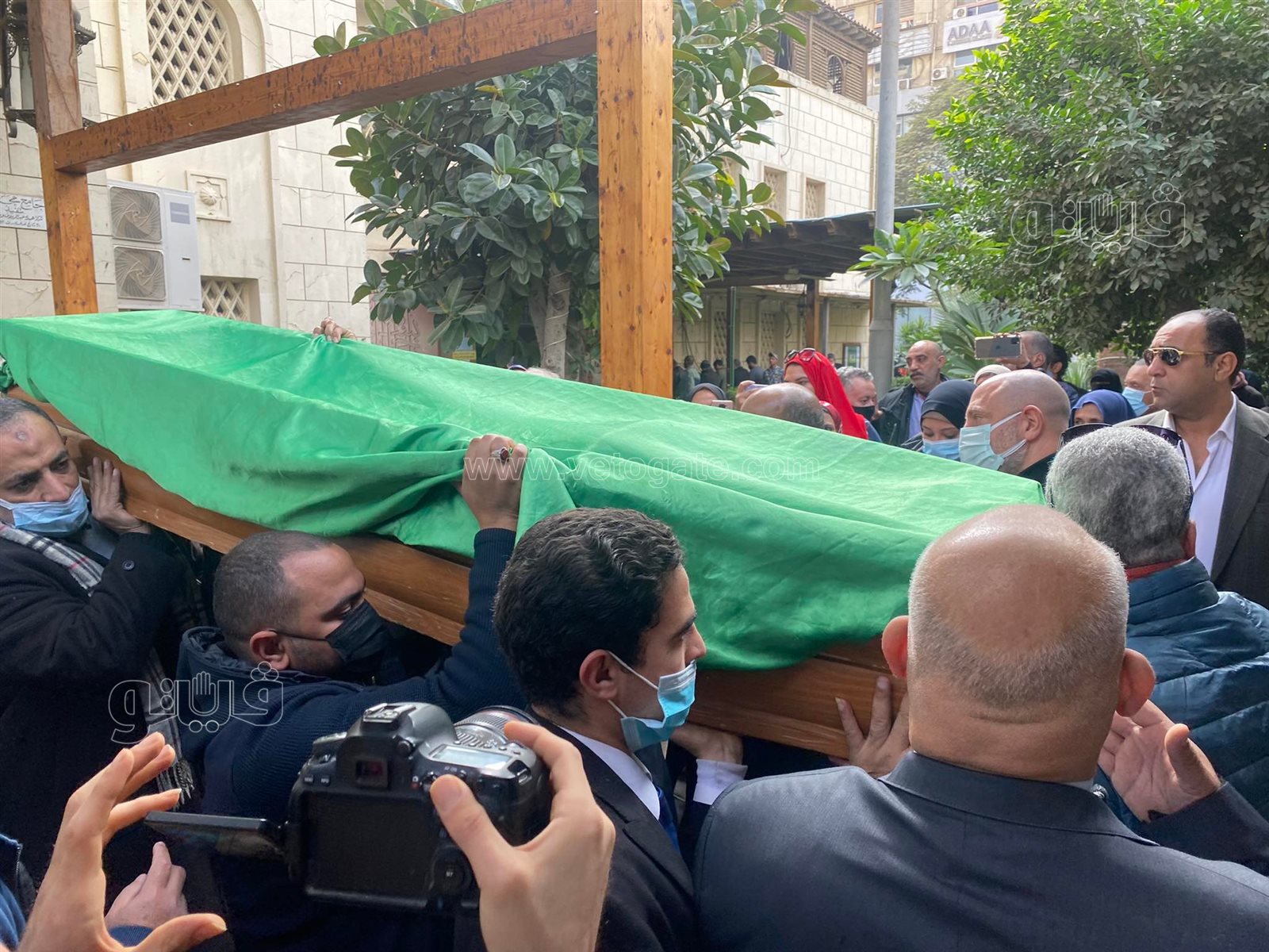 الحزن يسيطر على رجائي عطية في جنازة نجلته (1)