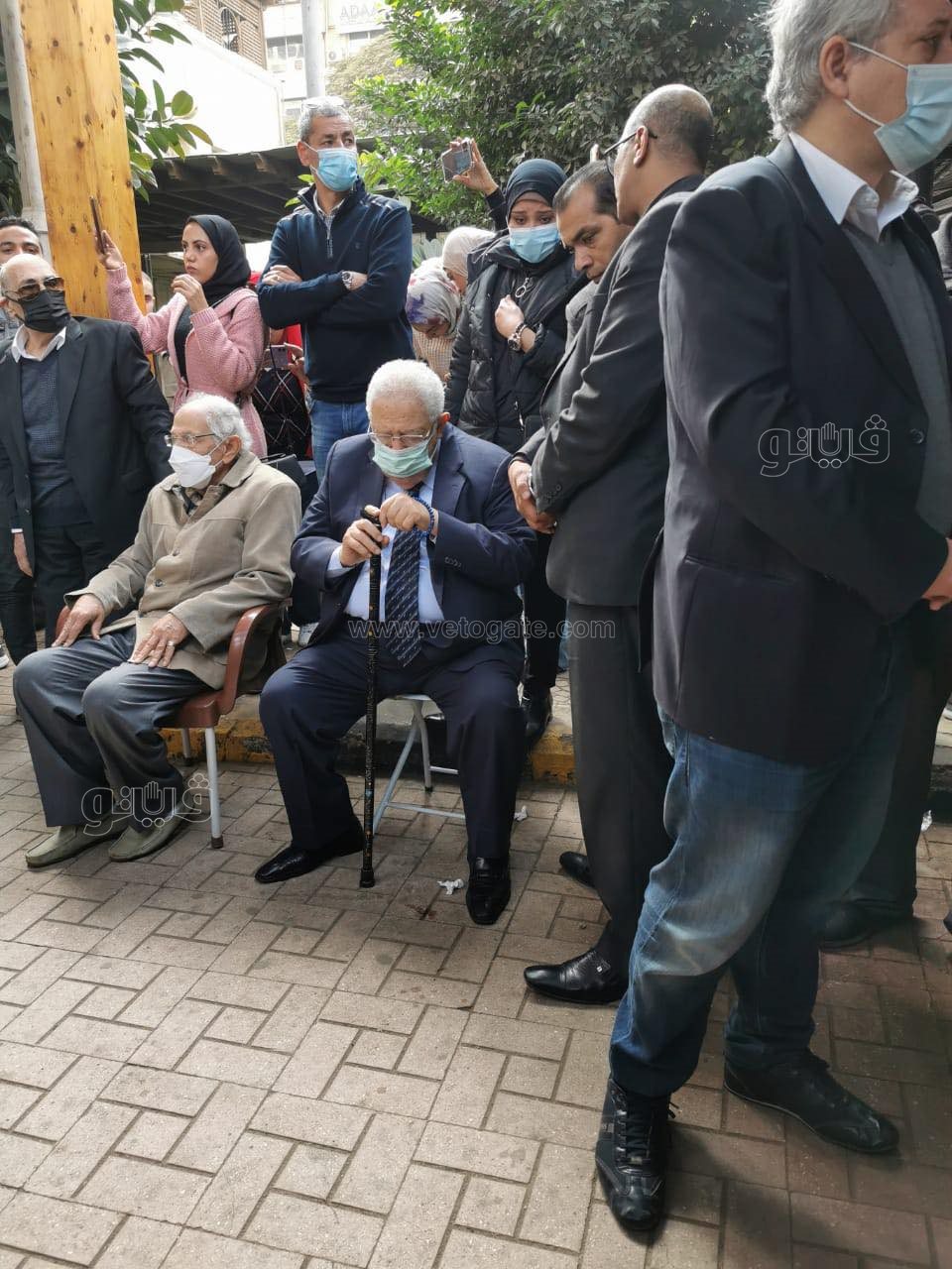 الحزن يسيطر على رجائي عطية في جنازة نجلته (2)