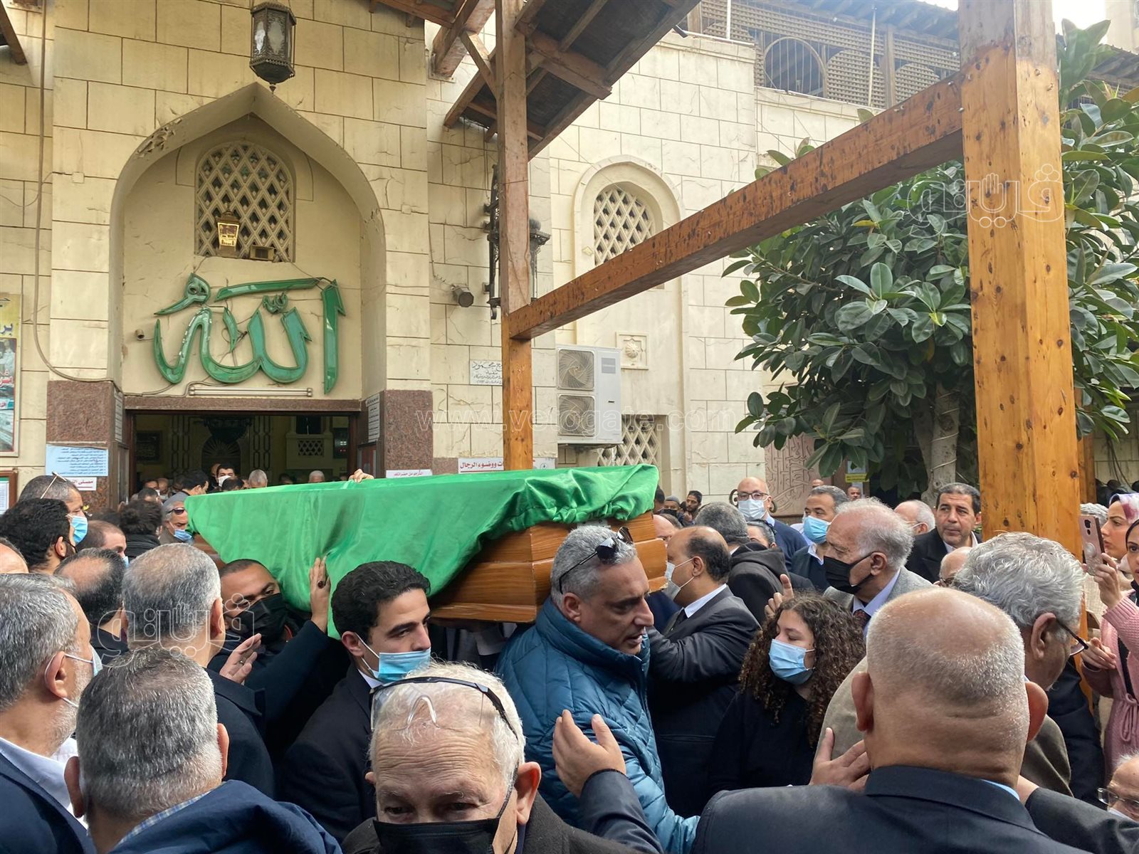 الحزن يسيطر على رجائي عطية في جنازة نجلته (4)