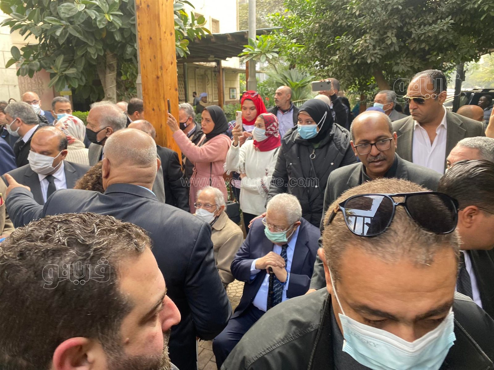 الحزن يسيطر على رجائي عطية في جنازة نجلته (5)