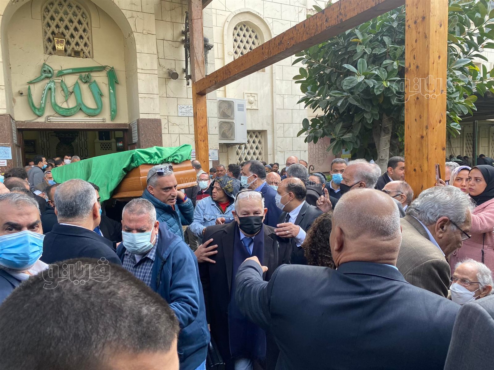 الحزن يسيطر على رجائي عطية في جنازة نجلته (6)