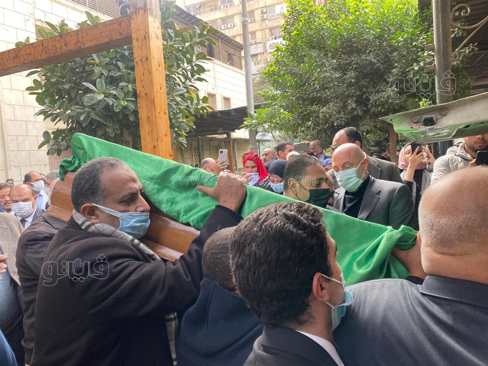 الحزن يسيطر على رجائي عطية في جنازة نجلته (8)