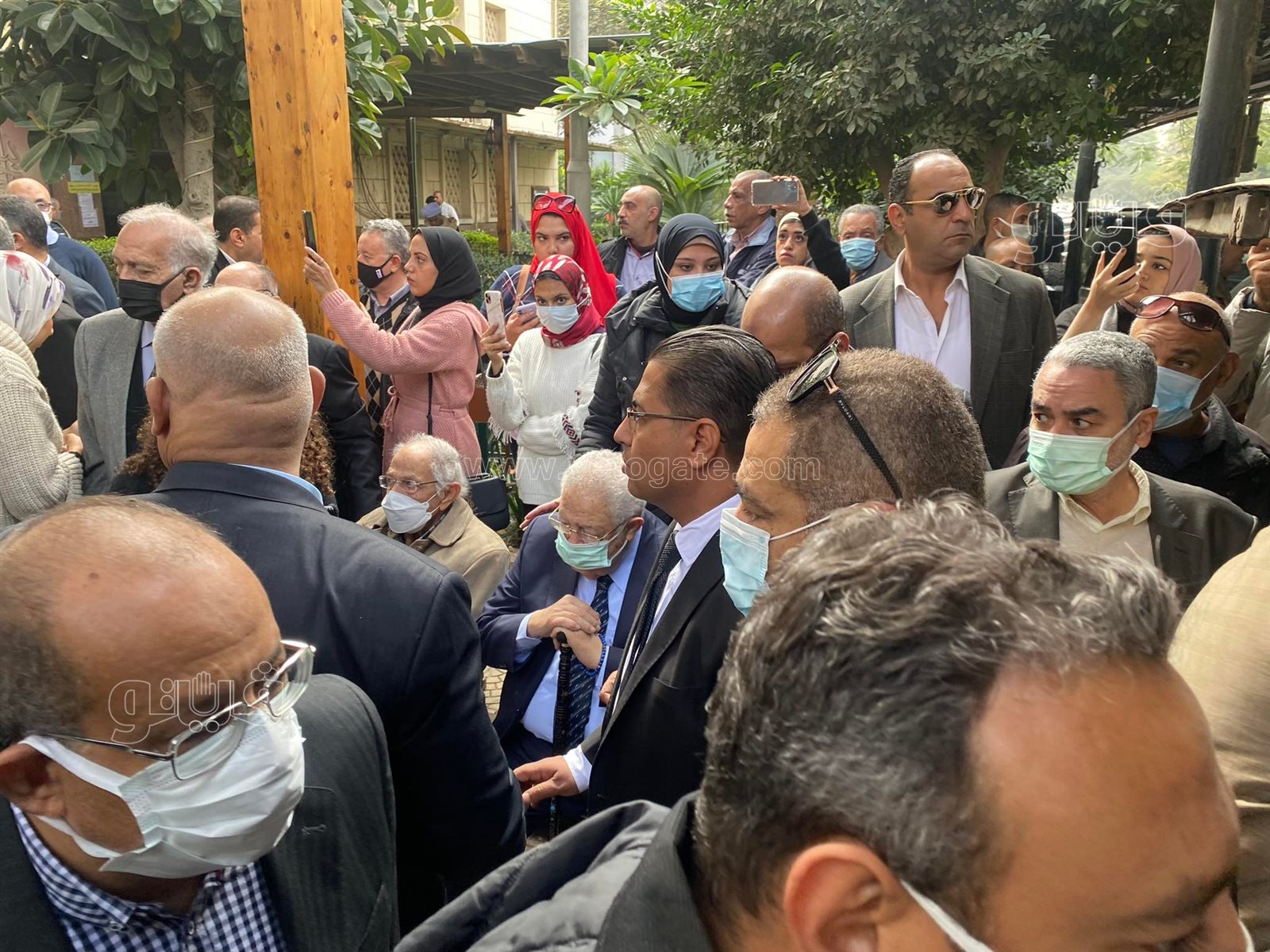 الحزن يسيطر على رجائي عطية في جنازة نجلته (9)