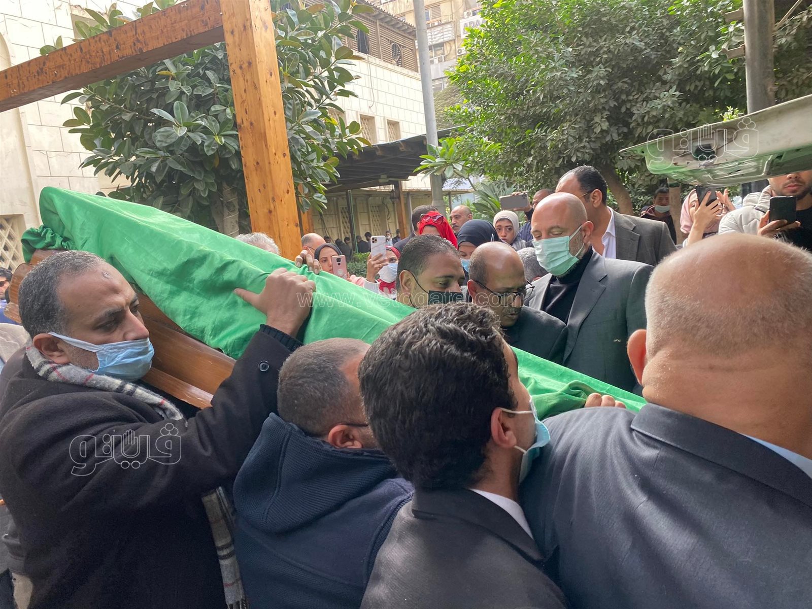 الحزن يسيطر على رجائي عطية في جنازة نجلته (12)