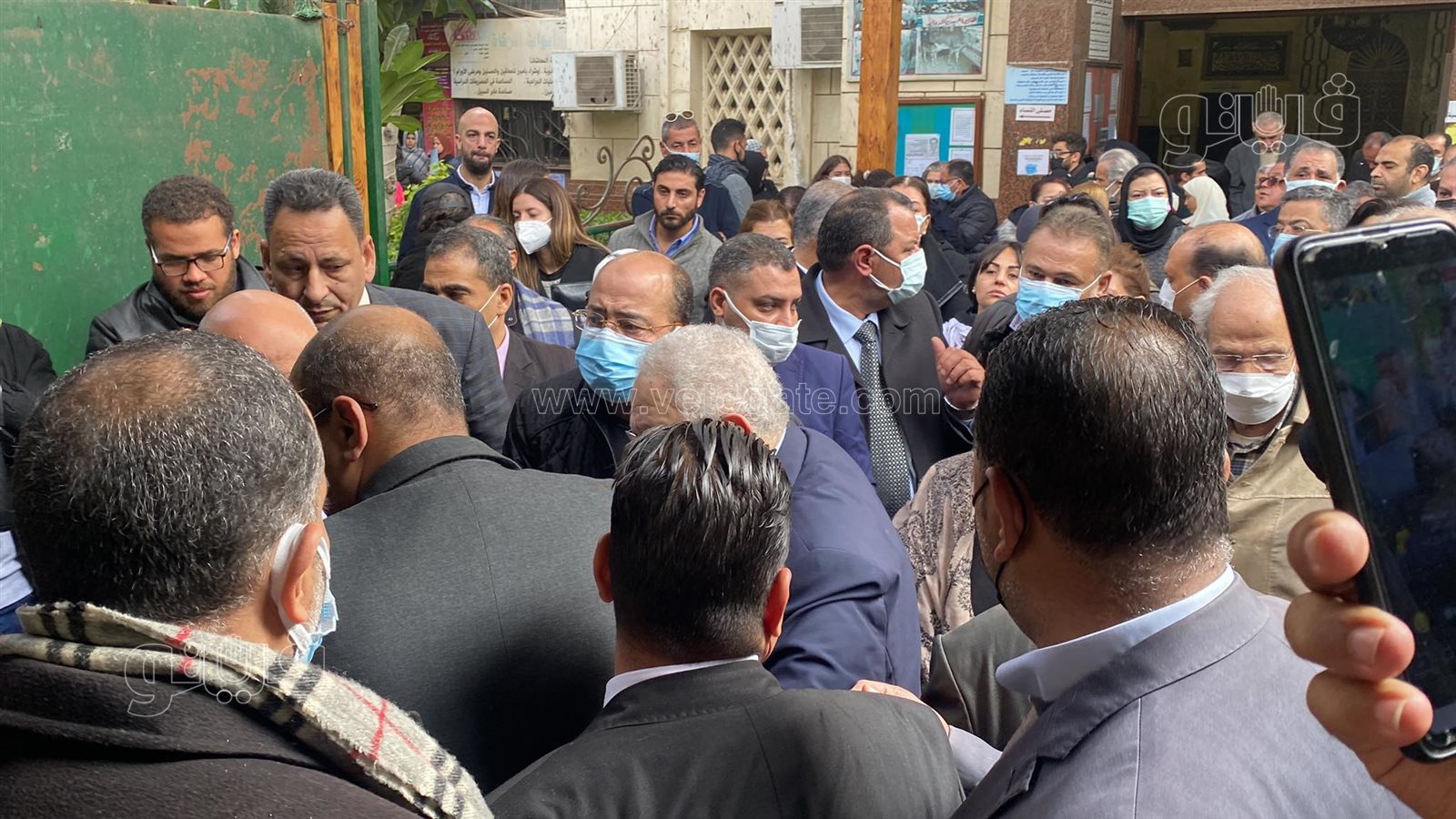 الحزن يسيطر على رجائي عطية في جنازة نجلته (13)