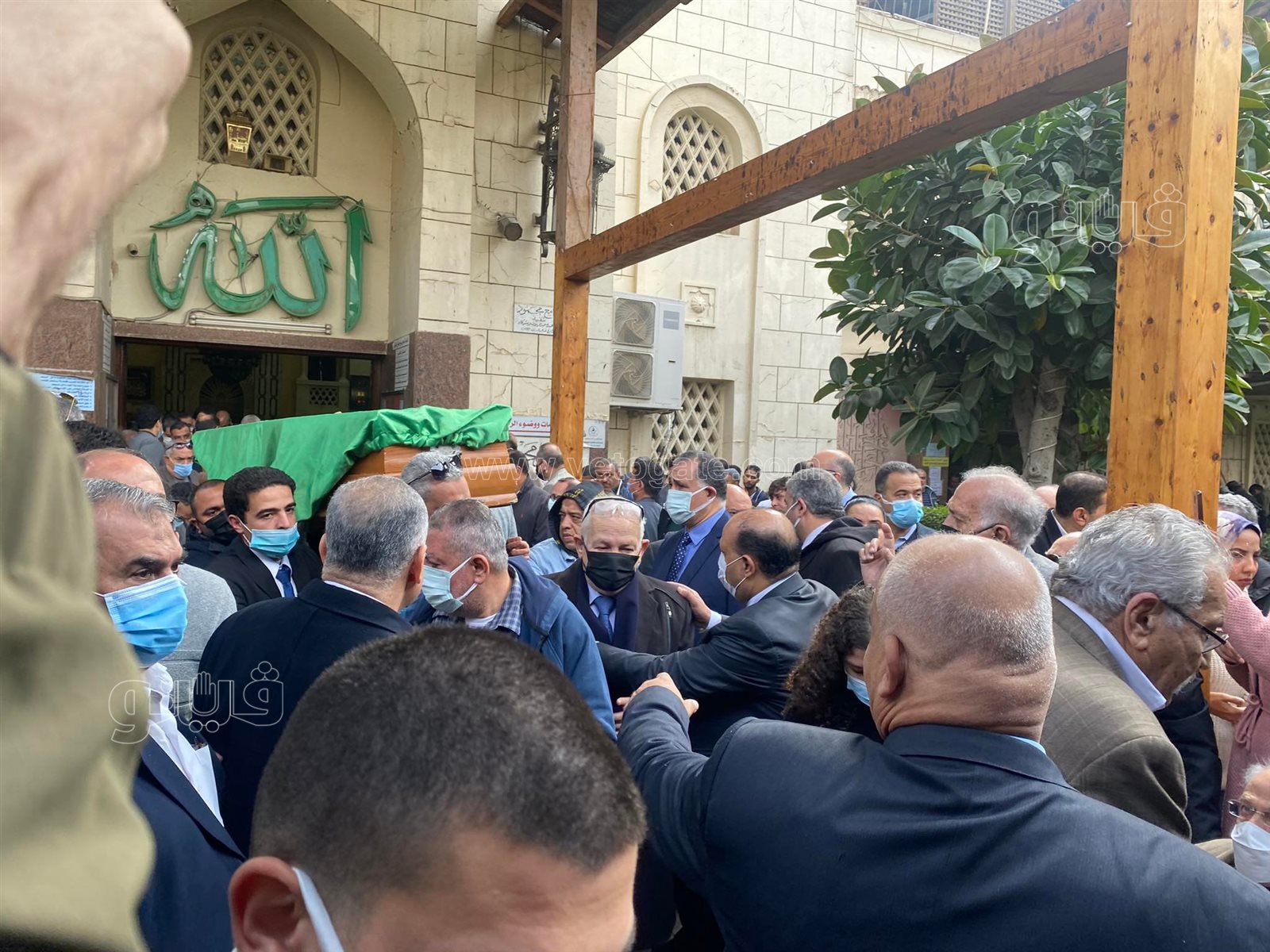 الحزن يسيطر على رجائي عطية في جنازة نجلته (14)