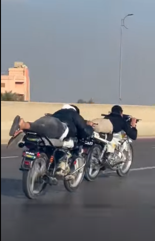 استهتار وتهور سائقة موتوسيكلات على طريق الضبعة، فيتو