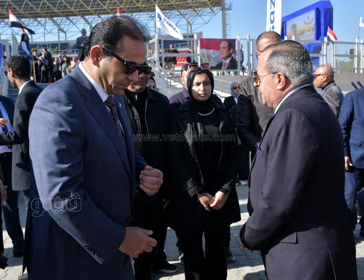 والدة السباح الراحل مع محافظ بورسعيد ووزير التعليم العالي، ڤيتو