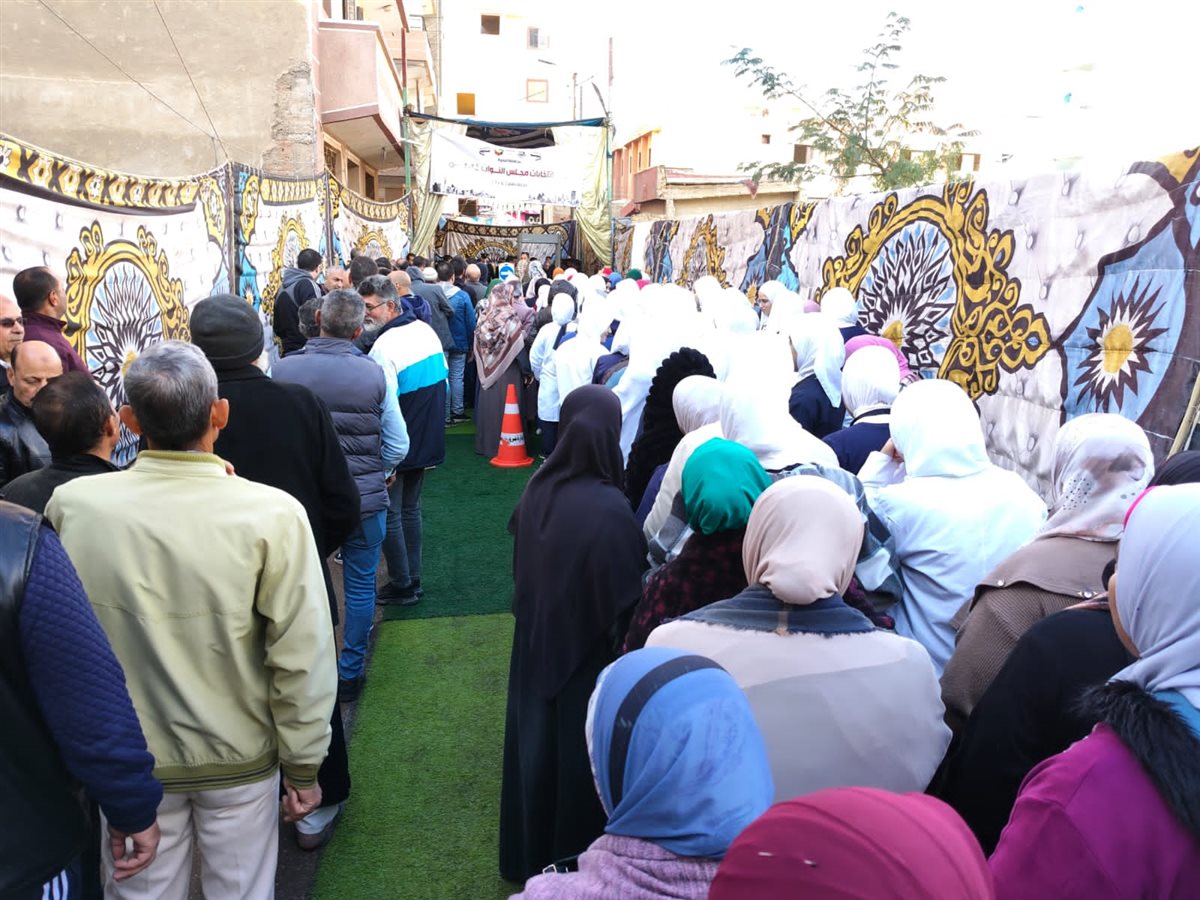 إقبال متوسط من الناخبين علي لجنة مدرسة عزت النمر