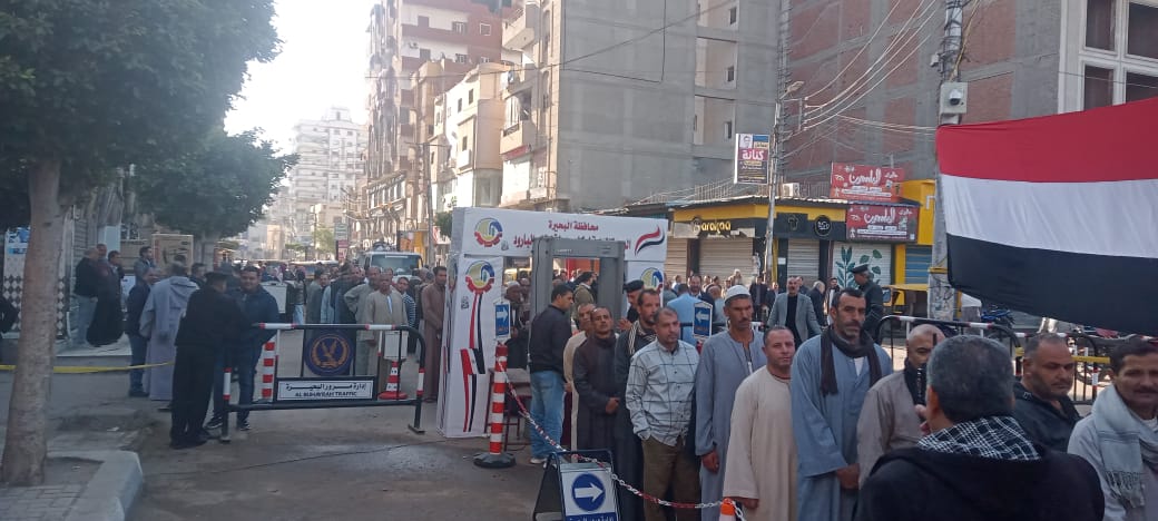 إقبال متوسط من الناخبين علي لجنة مدرسة عزت النمر