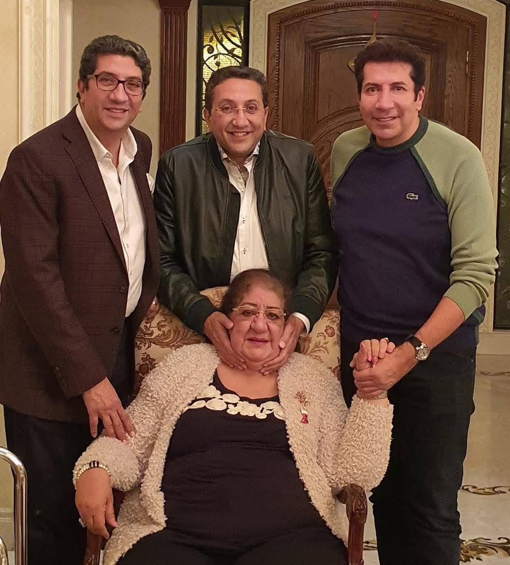 هاني رمزي رفقة أشقائه ووالدته الراحلة&nbsp;