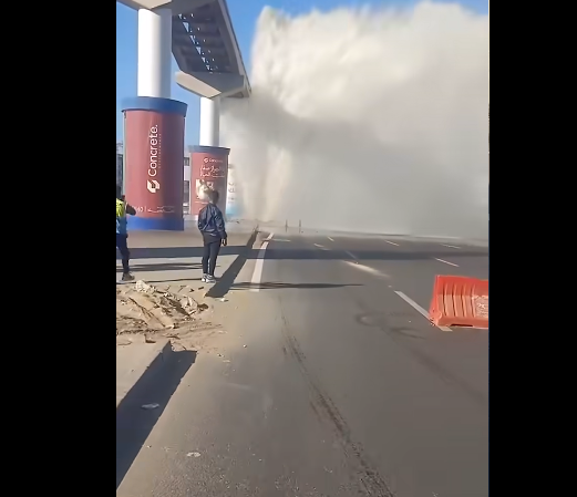 لحظة إنفجار ماسورة المياه بالتجمع، فيتو