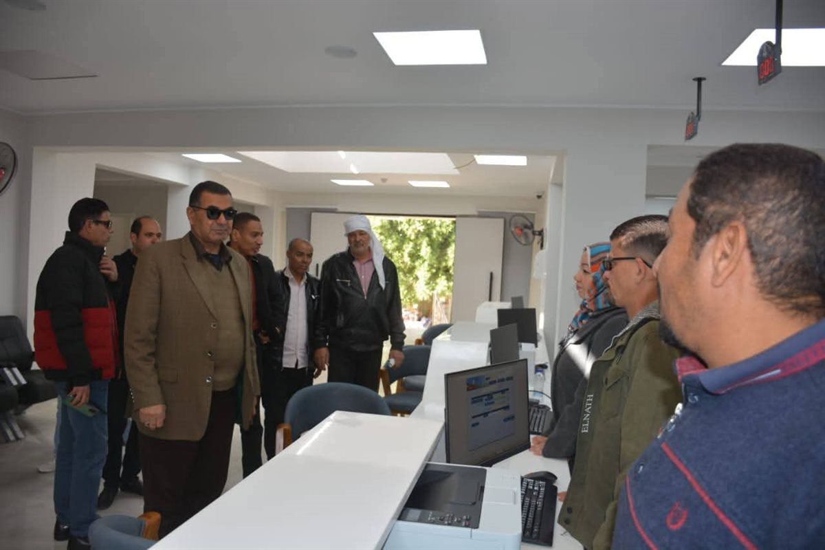 سكرتير عام الوادي الجديد يتابع التشغيل التجريبي لخدمات المركز التكنولوجي